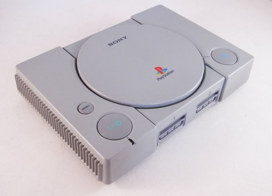 Enquanto Sega e Nintendo disputavam a preferência do mercado, a Sony apresentou em 1994 o PlayStation. Utilizando CD como mídia, e não cartuchos, foi um sucesso de vendas, sendo um dos videogames mais vendidos da história. - Crédito: uencio via VisualHunt / CC BY-NC-SA/33Giga/ND