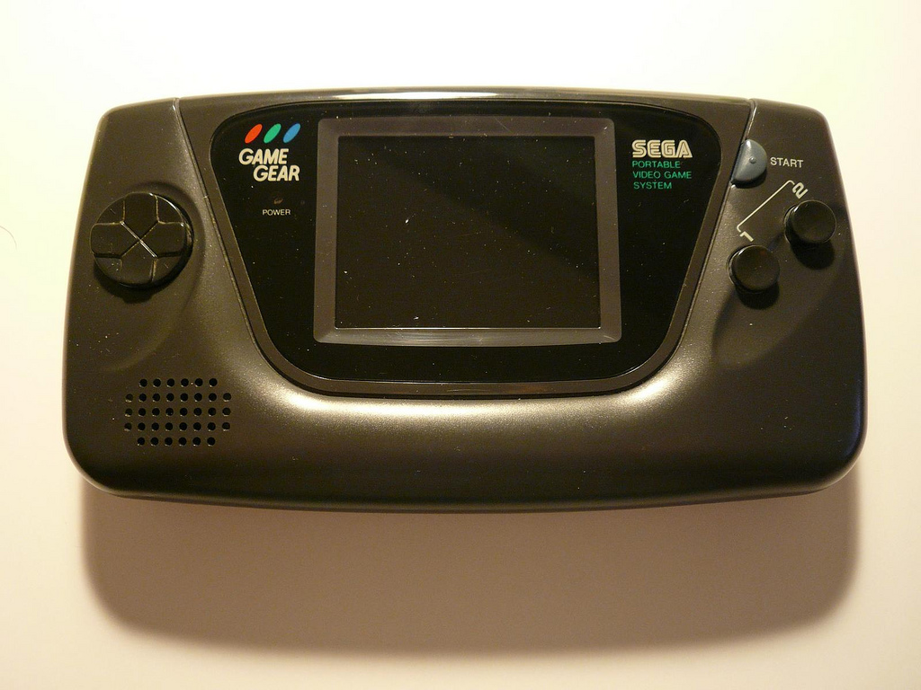 Ainda em 1990, a Sega respondeu ao lançamento da rival e apresentou o Game Gear, sua versão para portátil. Seu diferencial era a tela colorida, enquanto o Game Boy era monocromático. Mesmo assim, foi ofuscado pelo rival e praticamente esquecido no mundo dos games. - Crédito: xabi via Visualhunt.com / CC BY/33Giga/ND