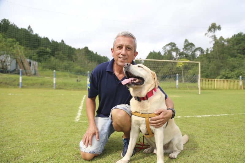 Sargento Evandro Amorim e o labrador Ice, primeiro guarda vidas do Brasil. Foto: Anderson Coelho/ND –