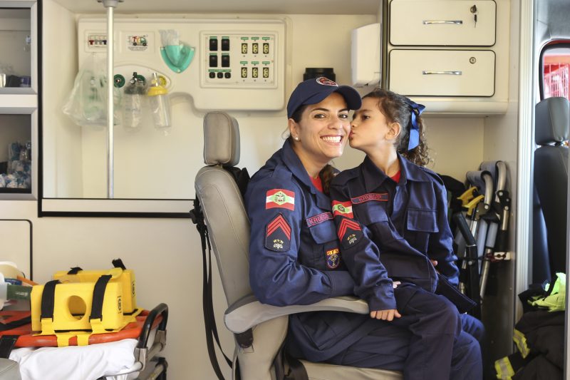 A bombeira Glaucia Krueger passou para a filha Maria Eduarda, a “sargento Krueger”, o amor por salvar vidas – Anderson Coelho/ND