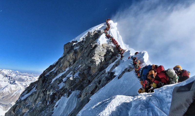 Fotos impressionantes divulgadas nos &uacute;ltimos dias mostram uma longa fila de alpinistas no monte Everest – Twitter/Reprodu&ccedil;&atilde;o/ND