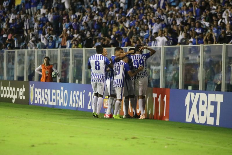 Jogadores comemoram gol com torcedores em uma Ressacada lotada, imagem que deixou de ser vista em tempos pand&ecirc;micos – Foto: Frederico Tadeu/Ava&iacute; FC