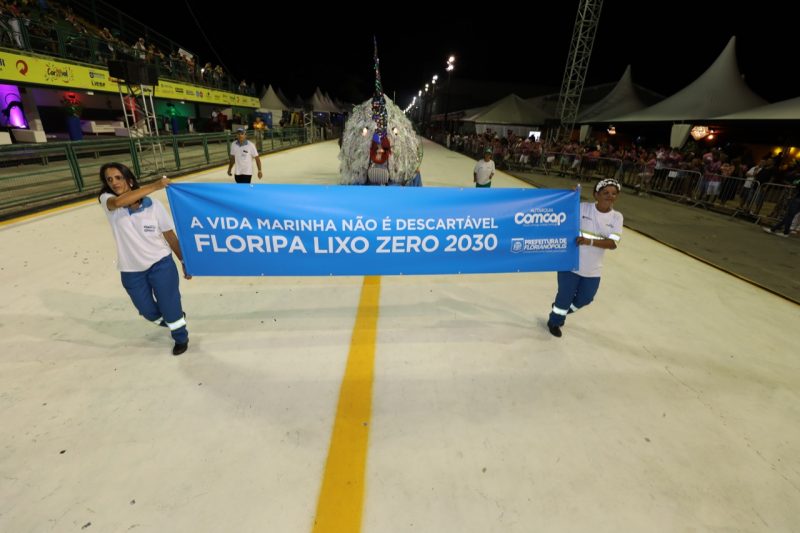 No &uacute;ltimo Carnaval, Aline esteve entre o grupo de empregados da Comcap que participou de a&ccedil;&atilde;o de sensibiliza&ccedil;&atilde;o na Passarela Nego Quirido. (Aline est&aacute; &agrave; esquerda, de cabelo comprido, segurando a faixa) – Cristiano Andujar/PMF/ND