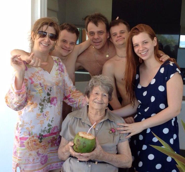 Rosane, o marido, os filhos e a mãe, que faleceu recentemente – Divulgação/ND