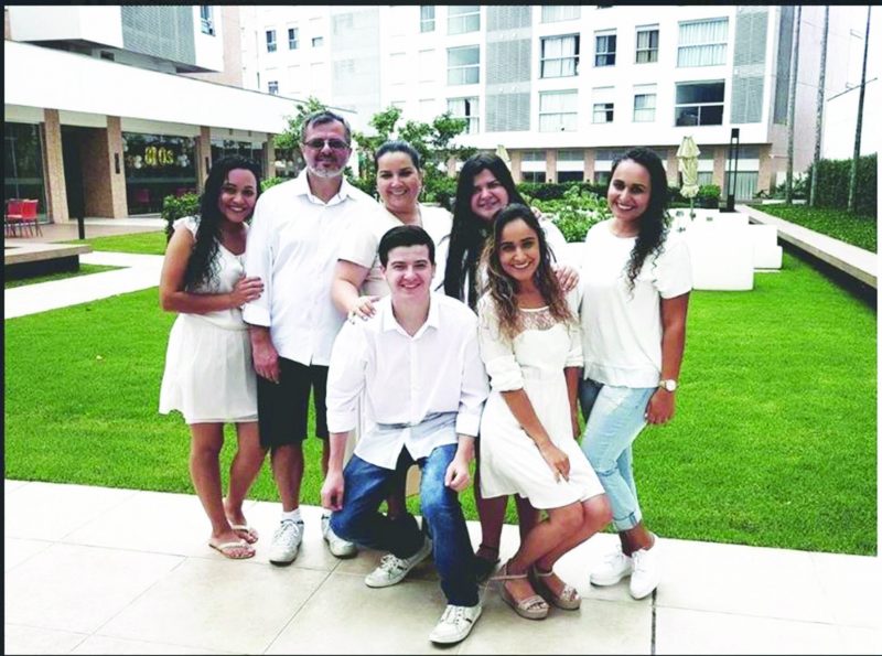 Mariah, o marido Fábio e filhos, que são estimulados à autonomia e experiência de vida – Divulgação/ND