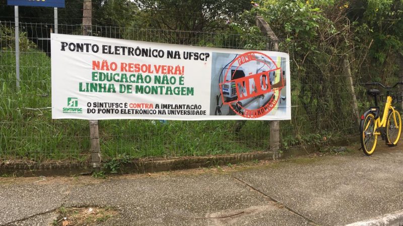 Faixas do Sintufsc fazem campanha contra o ponto eletrônico. Foto: Divulgação/ND