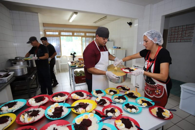 Refeições servidas na Passarela da Cidadania, em Florianópolis