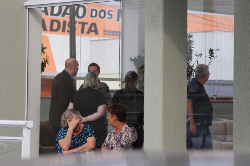 Em um cremat&oacute;rio em Palho&ccedil;a, parentes e amigos prestavam as &uacute;ltimas homenagens &agrave; m&atilde;e da v&iacute;tima, que morreu na ter&ccedil;a-feira – Anderson Coelho/ND