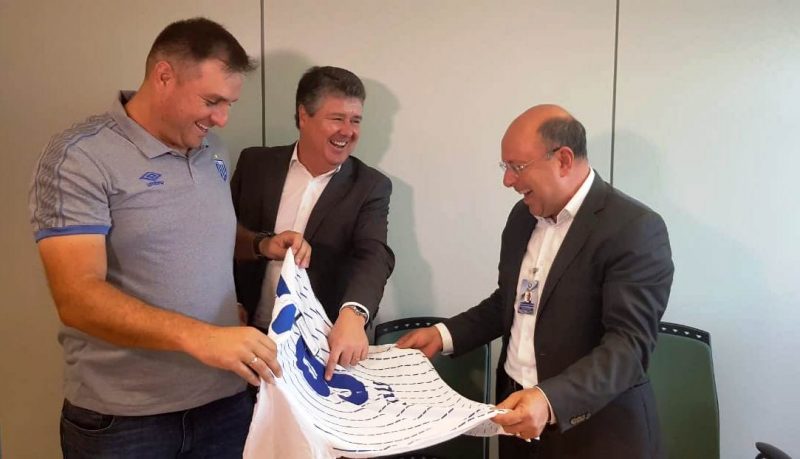 Presidente do Grupo RIC Marcello Corrêa Petrelli (à dir.) recebe uma camisa do Avaí de presente das mãos do técnico Marcelo Pereira (à esq.) e de Sandro José Neis – Diogo Maçaneiro/ND