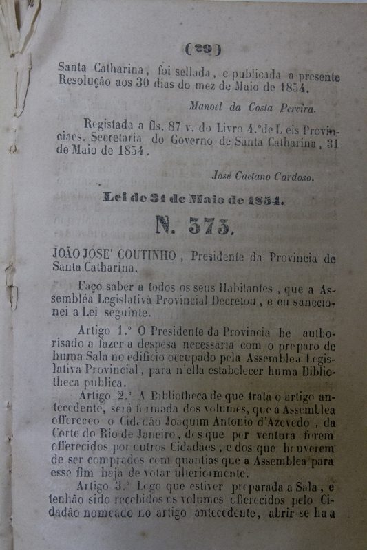 A lei, de 1854, que criou a biblioteca em uma sala na Assembleia Legislativa Provincial – Flavio Tin/ND