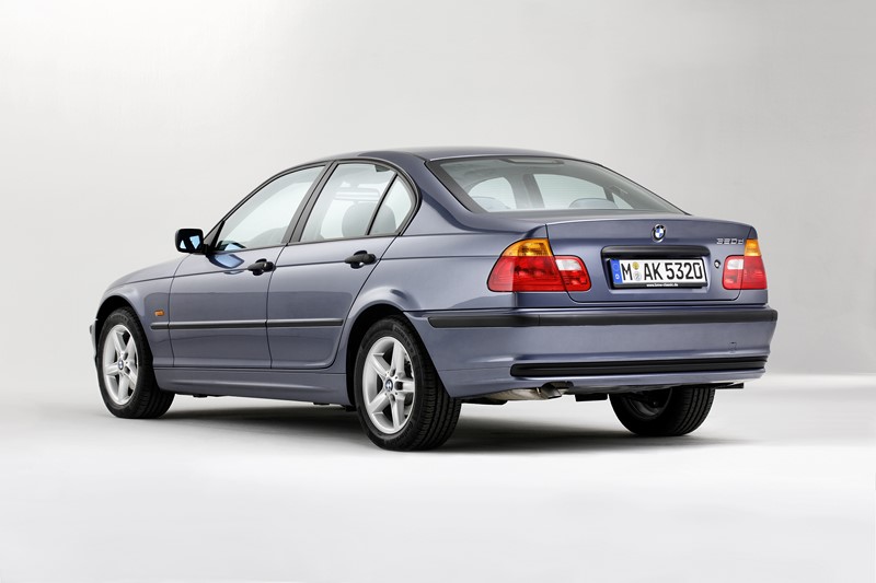 BMW Série 3: foi convocado por problemas elétricos, nas rodas e nos amortecedores. A matéria completa está aqui: <a href="https://bit.ly/2FYLE0e">https://bit.ly/2FYLE0e</a> - Foto: Divulgação - Foto: Divulgação/Garagem 360/ND