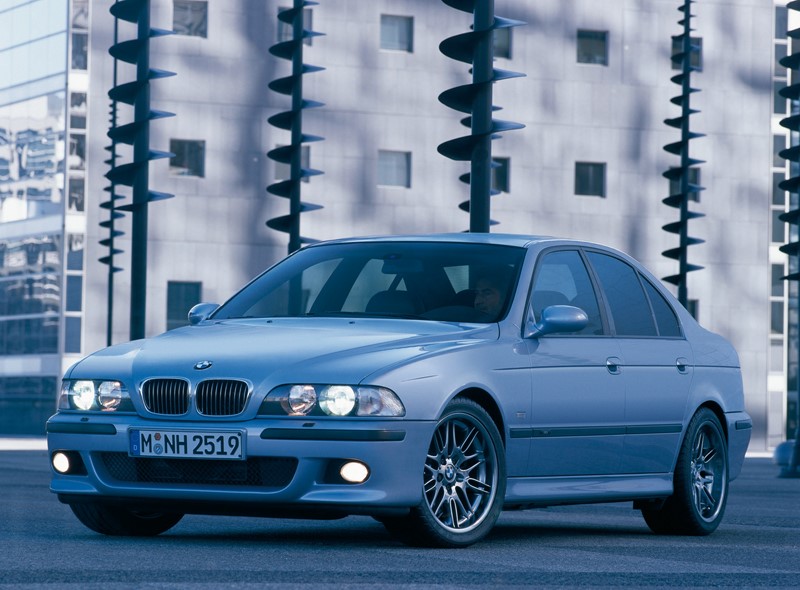 BMW Série 5: vários modelos foram convocados por problemas elétricos e de vazamento de combustível. A matéria completa está aqui: <a href="https://bit.ly/2FYLE0e">https://bit.ly/2FYLE0e</a> - Foto: Divulgação - Foto: Divulgação/Garagem 360/ND