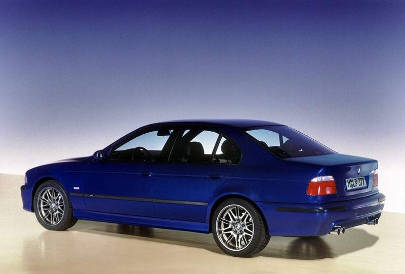 BMW Série 5: vários modelos foram convocados por problemas elétricos e de vazamento de combustível. A matéria completa está aqui: <a href="https://bit.ly/2FYLE0e">https://bit.ly/2FYLE0e</a> - Foto: Divulgação - Foto: Divulgação/Garagem 360/ND