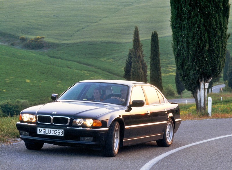 BMW Série 7: foi convocado por problemas nos amortecedores e no eixo. A matéria completa está aqui: <a href="https://bit.ly/2FYLE0e">https://bit.ly/2FYLE0e</a> - Foto: Divulgação - Foto: Divulgação/Garagem 360/ND