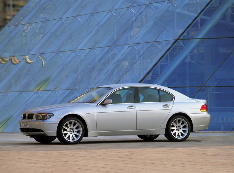BMW Série 7: foi convocado por problemas nos amortecedores e no eixo. A matéria completa está aqui: <a href="https://bit.ly/2FYLE0e">https://bit.ly/2FYLE0e</a> - Foto: Divulgação - Foto: Divulgação/Garagem 360/ND