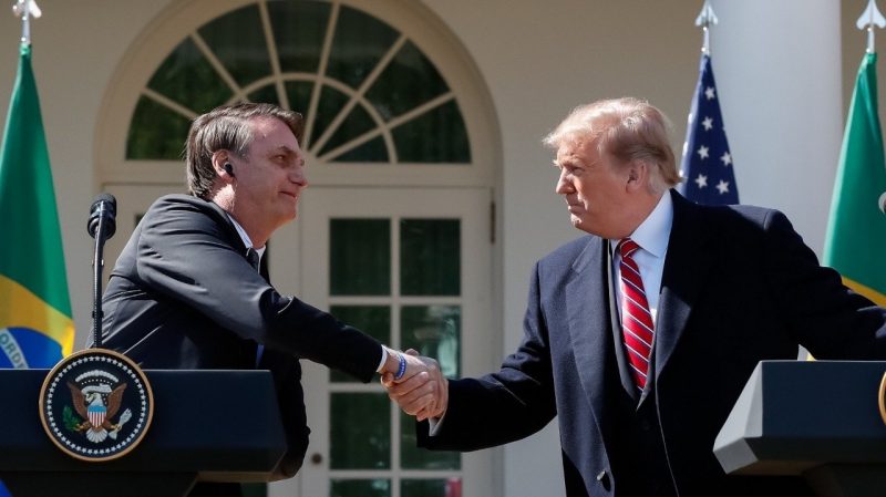 O presidente dos EUA, Donald Trump, cumprimenta o presidente do Brasil, Jair Bolsonaro, durante visita na Casa Branca, em Washington (EUA) – Foto: Reprodução/Facebook