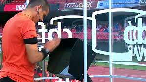 No Brasil temos &aacute;rbitro, Ricardo Marques, que reza diante do VAR – Foto: remate digital/reprodu&ccedil;&atilde;o