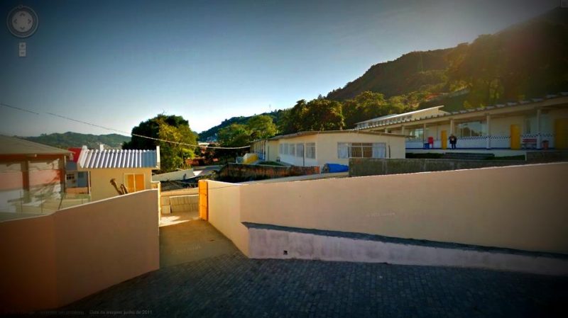 Escola An&iacute;sio Teixeira, na Costeira, que atende 550 alunos, foi interditada pela prefeitura de Florian&oacute;polis por problemas com rachaduras – Foto: Reprodu&ccedil;&atilde;o/Facebook/ND