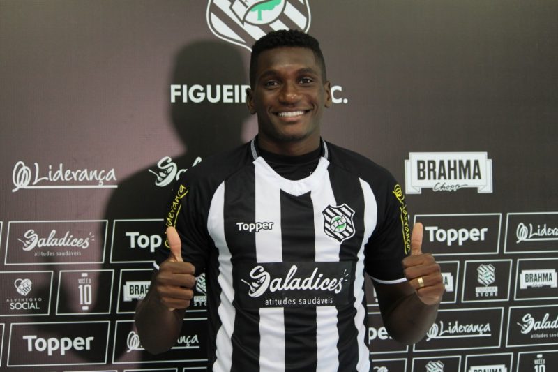 Zagueiro Héliton foi buscado no Santo André (SP) e apresentado no dia 27 de maio – Figueirense/Divulgação