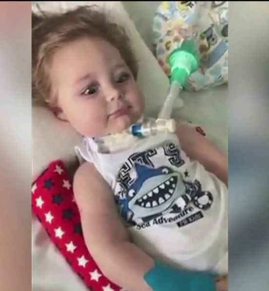 Menino Jonatas est&aacute; internado em Joinville em decorr&ecirc;ncia da AME – Foto: Reprodu&ccedil;&atilde;o/RICTV Record TV