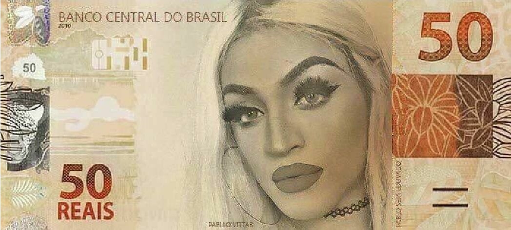 Este álbum mostra os maiores absurdos que circulam pela internet. Desde boatos e mentiras famosas até farsas que vira e mexe aparecem no WhatsApp. Para começar, Pabllo Vittar, que foi longe demais: A cantora é vítima constante de absurdos e boatos propagados pela internet – e, principalmente, pelo WhatsApp. A grande maioria das notas a respeito dela são absurdos. Entre as mais famosas, estavam as ligadas às eleições de 2018. Desde a afirmação de que ela sairia do Brasil se Bolsonaro vencesse até que ela se lançaria candidata. Outra que circulou muito foi que a Coca-Cola havia tido prejuízo por colocar a foto da artista em suas latas. A informação de que ela estamparia notas de Reais também foi outra bem disseminada. Tudo lorota. - Crédito: Reprodução WhatsApp/33Giga/ND