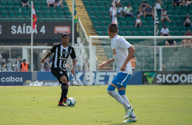 Pereira atuou como lateral-direito ap&oacute;s a sa&iacute;da de Kau&ecirc; no &uacute;ltimo jogo, contra o S&atilde;o Bento – Foto: Matheus Dias/FFC