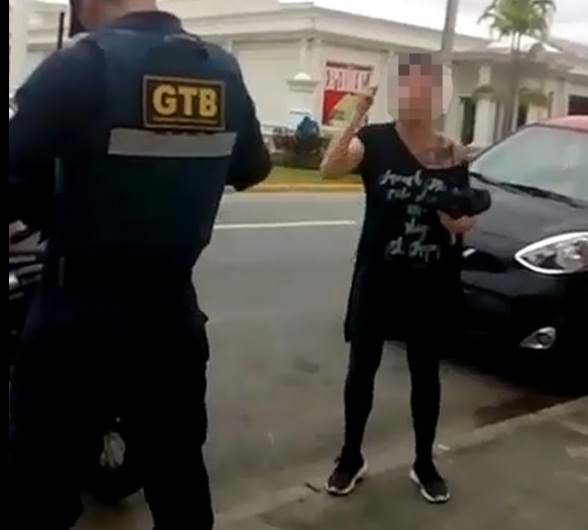 Perita do igp é presa após desacatar agentes e derrubar moto da guarda de trânsito