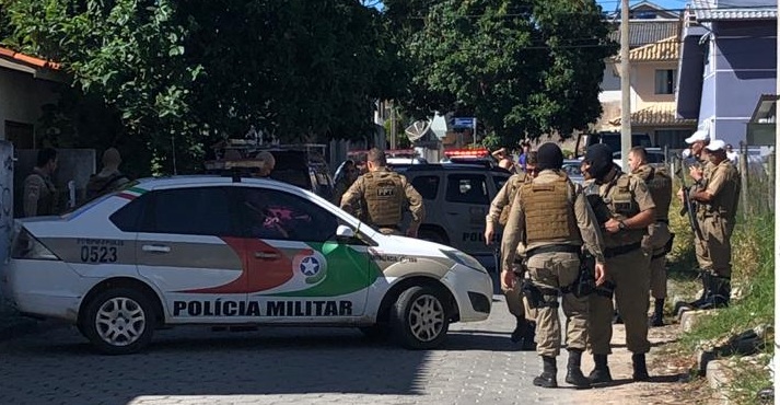 Policiais aparecem em imagem com rostos cobertos com balaclava &mdash; Foto: Arquivo Pessoal/ND