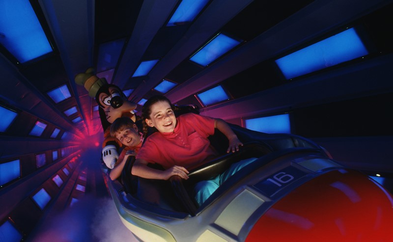 Que tal viajar pelo espaço sideral a bordo de um foguete? Na Space Mountain, um dos brinquedos mais famosos do parque, você pode. A atração conta com uma série de efeitos de luz, que deixam o percurso mais interessante e animado - Divulgação - Divulgação/Rota de Férias/ND