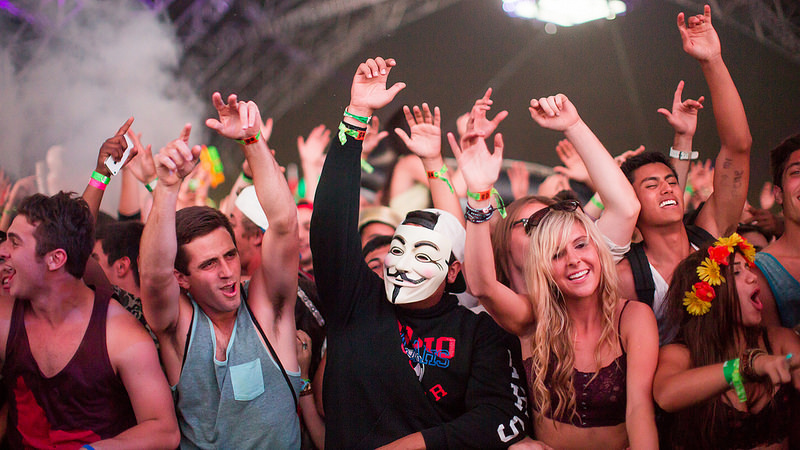 Os maiores festivais de música do mundo - O Coachella, realizado em Indio, na Califórnia, é um dos festivais mais tradicionais dos Estados Unidos. Durante os dias de festa (realizados sempre no mês de abril) quem anda pelo local vê um verdadeiro desfile de moda a céu aberto e ainda tem chance de encontrar famosos que aparecem para assistir aos shows com a galera - Thomas Hawk via Visualhunt / CC BY-NC - Thomas Hawk via Visualhunt / CC BY-NC/Rota de Férias/ND