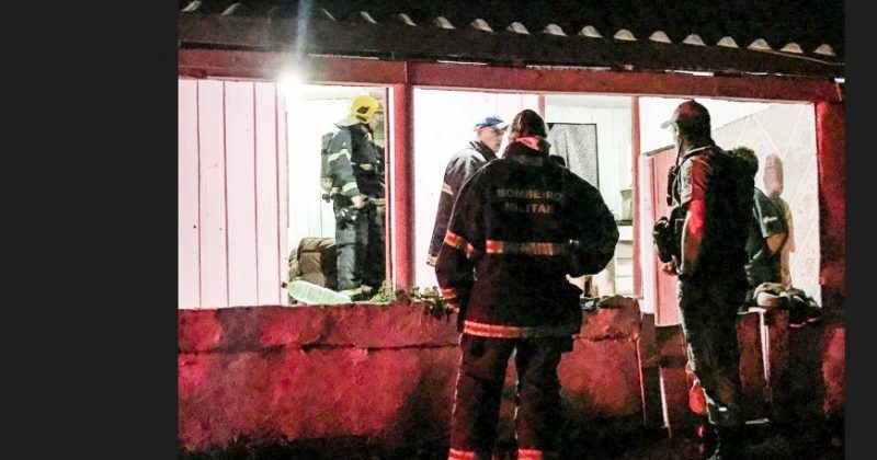 Bombeiros foram acionados após homem jogar gasolina ao redor da casa e causar princípio de incêndio &#8211; Cristian Losch/Portal Peperi/Reprodução/RICTV
