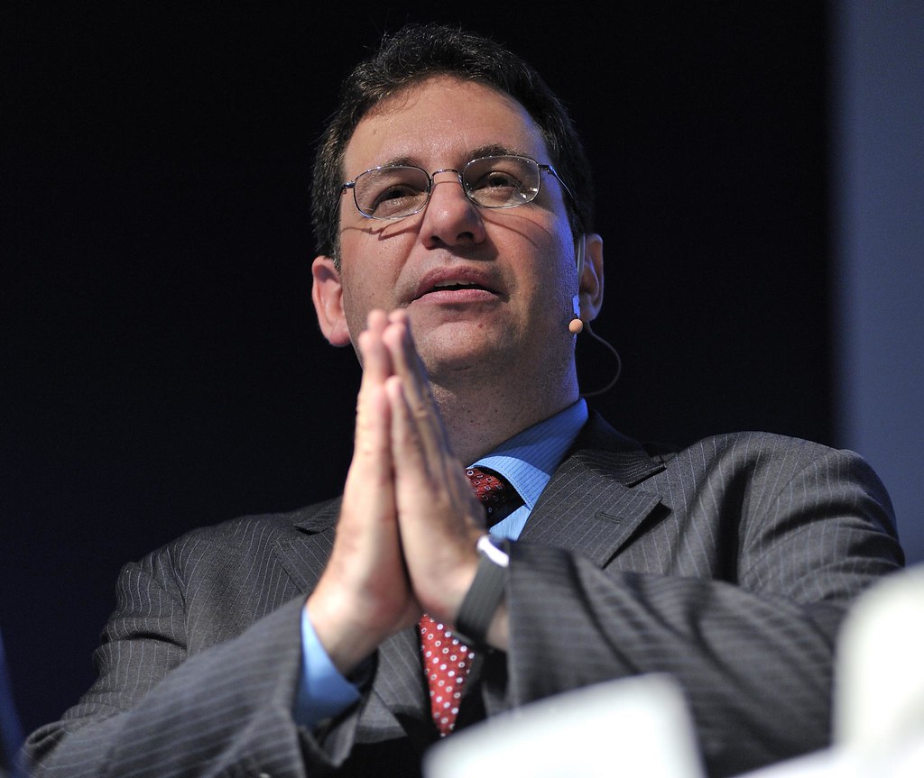 Hackers famosos: Kevin Mitnick – O norte-americano que invadiu a Nokia, IBM e Motorola quando tinha 15 anos, se tornou o primeiro hacker a estar entre os 10 criminosos mais procurados pelo FBI. Viveu clandestinamente em Israel e só foi preso depois que outro hacker o delatou, em 1995. Passou cinco anos na cadeia. Ao ser liberado, ficou três anos sem poder usar a internet. Sua história virou livro e depois foi transformada em um filme chamado de “Caçada Virtual”. - Crédito: campuspartymexico on Visualhunt.com / CC BY/33Giga/ND