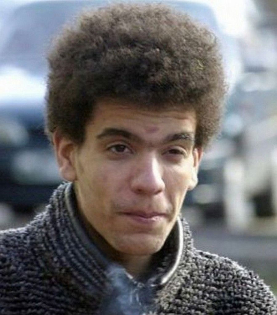 Raphael Gray – Aos 19 anos, este hacker britânico foi condenado por roubar 23 mil números de cartões de crédito. Entre eles, estava o de Bill Gates. Aliás, o jovem encomendou Viagra e mandou entregar na residência do proprietário da Microsoft. Raphael também divulgou as combinações em sites. Sua ideia era mostrar quão inseguras podiam ser páginas de e-commerce. Foi condenado a três anos de trabalhos sociais e tratamento psiquiátrico. - Crédito: Reprodução Internet/33Giga/ND