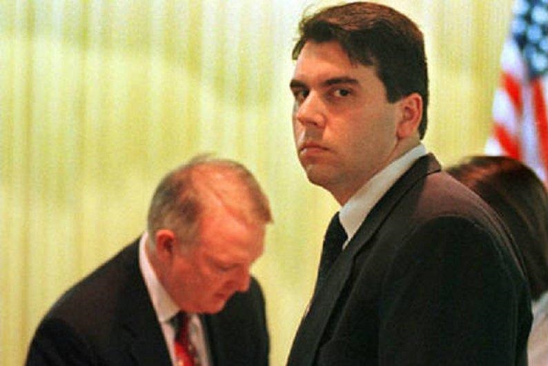 David Smith – Criador do vírus Melissa, que provocou danos de US$ 80 milhões e desativou redes de computadores ao redor do mundo em 1999. Foi uma das primeiras pragas capazes de se espalhar sem ser detectada, por meio de e-mails aparentemente enviados por amigos dos usuários. O hacker foi condenado a 20 meses de prisão, além de uma multa de US$ 5 mil. Curiosidade: o nome do vírus é uma homenagem a uma stripper que David conheceu na Flórida (EUA). - Crédito: Reprodução Internet/33Giga/ND