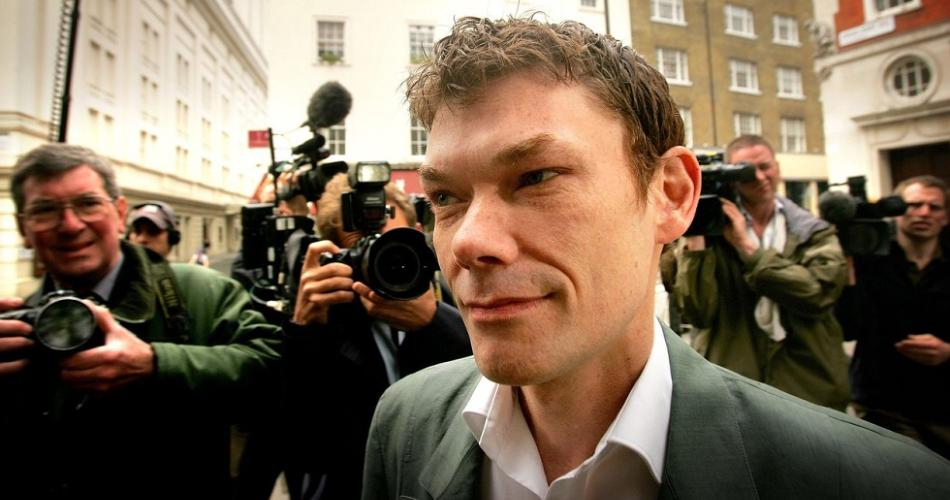 Gary McKinnon – Hacker escocês que invadiu servidores da NASA para encontrar documentos que provassem a existência de extraterrestres. No entanto, aproveitou a deixa para excluir informações, softwares e arquivos importantes do governo norte-americano, causando prejuízos estimados em US$ 700 mil. Foi detido em 2002, mas respondeu pelos cibercrimes em liberdade condicional. Ele alega ter encontrado imagens de OVNIs nos arquivos da agência. - Crédito: Reprodução Internet/33Giga/ND