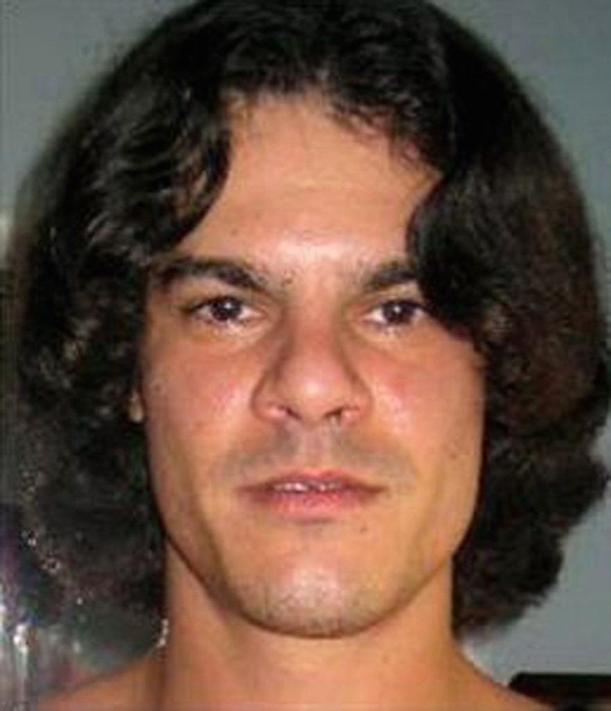 Albert Gonzalez – Líder de um grupo global que roubou mais de 40 milhões de números de cartão de crédito, invadindo sistemas de varejistas. Costumava ostentar o dinheiro ficando em hotéis de luxo e dando festas milionários. Conseguiu driblar as autoridades durante um tempo usando nomes de outros membros de sua gangue. Acabou sendo preso em 2008 e foi condenado a 20 anos de cárcere. - Crédito: Domínio Público /33Giga/ND