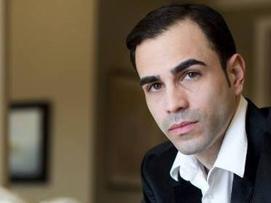 Michael Calce – Aos 15 anos, este hacker canadense descobriu como assumir o controle de redes de computadores e utilizou seus conhecimentos para invadir o sistema de grandes empresas como Yahoo, Dell, eBay, CNN e Amazon. À época, o então presidente norte-americano Bill Clinton criou uma equipe de cibersegurança para caçá-lo. Em 2001, a corte juvenil canadense sentenciou Michael a oito meses sob custódia e a um uso restrito da internet. - Crédito: Divulgação /33Giga/ND
