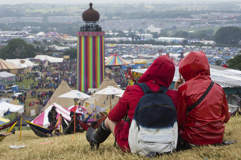 O Glastonbury é um dos maiores festivais a céu aberto do mundo. A região de Pilton, na Inglaterra, promove cinco dias de shows. Ao longo dos anos, a multidão já curtiu apresentações de ícones como The Smiths, Amy Winehouse e Blur. O pessoal que quer aproveitar todos os dias pode acampar no local. Reza a lenda que as experiências do camping são tão legais quanto os shows - fussy onion via Visualhunt.com / CC BY - fussy onion via Visualhunt.com / CC BY/Rota de Férias/ND