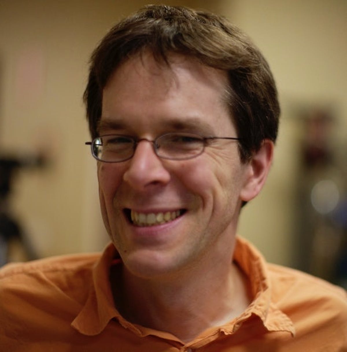Robert Tappan Morris – Criou o primeiro vírus tipo Worm, que faz cópias de si mesmo automaticamente, passando de um computador para o outro. Afetou cerca de 6 mil computadores em 1988. Foi a primeira pessoa a ser condenada pela lei de Abuso e Fraude de Computadores, mas não cumpriu pena. Ele pagou multa de US$ 10 mil e prestou 400 horas de serviços comunitários. Ironicamente, seu pai fazia parte do Centro Nacional de Segurança Computacional dos Estados Unidos. - Crédito: Domínio Público/33Giga/ND