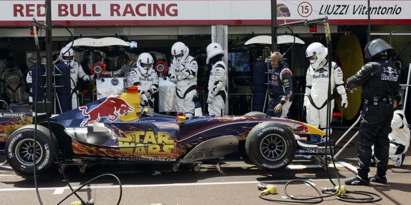 Um ano depois, em 2005, a Red Bull já havia comprado a Jaguar, porém a equipe contou com o patrocínio do filme Star Wars: Episódio III - a vingança dos Siht. Até os mecânicos precisaram entrar na onda e se vestiram como stormtroopers - Foto: Reprodução/Pinterest - Foto: Reprodução/Pinterest/Garagem 360/ND