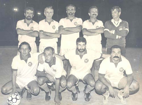 Time do Lagoa Iate Clube, nos anos 1980. Em p&eacute;, da esquerda para a direita, Carlos Nahas, Val&eacute;rio Mattos, Roberto Costa, Ademir e Alcides Tiskoski. Agachados, Eduardo Paredes, Luiz Alves (Culica), Gilberto Rollin e Carlos Nobre – LIC/Divulga&ccedil;&atilde;o/ND