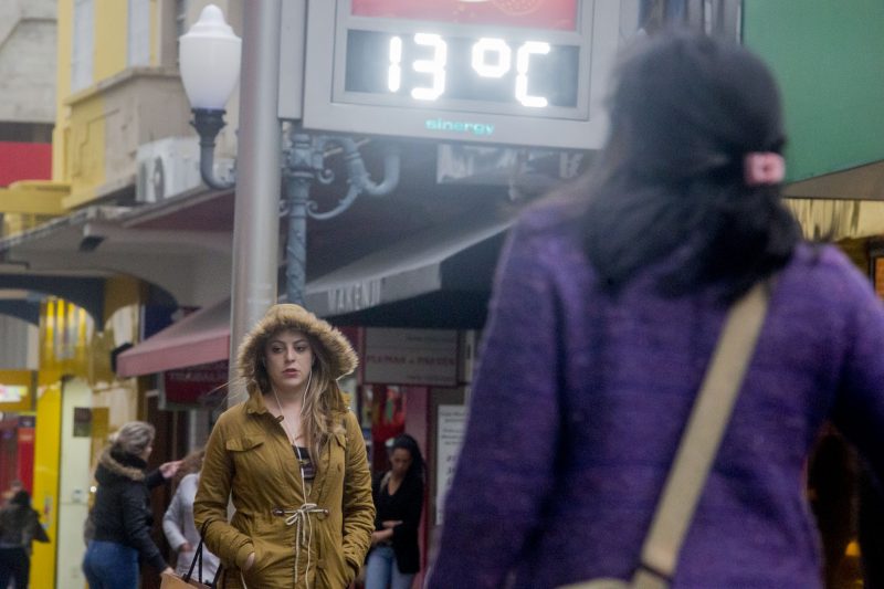 Rua Felipe Schmidt, no Centro de Florianópolis, às 16h45 de quarta (26) – Flavio Tin/ND