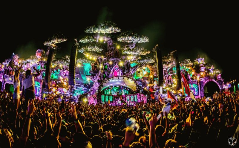 O festival Tomorrowland é realizado anualmente na cidade de Boom, na Bélgica. O evento é uma referência em música eletrônica e, neste ano, rola nos dias 20, 21, 22, 27, 28 e 29 de julho. O público curte as batidas dos melhores DJs da cena global e ainda conta com palcos e iluminações que dão um tom "mágico" aos shows - os elementos tecnológicos contam uma história, que é renovada a cada edição. O Brasil foi o primeiro país a sediar a Tomorroland fora do território belga (em 2015 e 2016, o evento rolou na cidade de Itu, interior de São Paulo). Entretanto, por conta da crise econômica, o festival não teve outras edições - Divulgação - Divulgação/Rota de Férias/ND