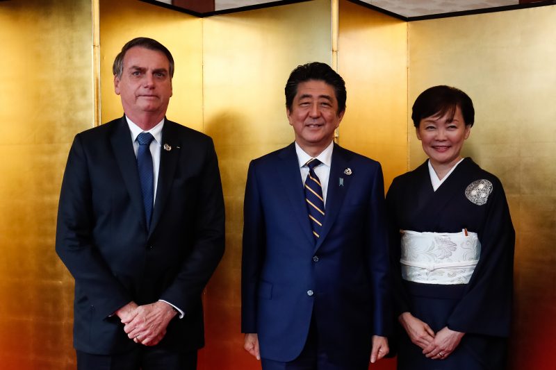 Jair Bolsonaro, recebe os cumprimentos do Primeiro Ministro Shinzo Abe, durante jantar em homenagem aos l&iacute;deres do G-20 – Alan Santos/PR