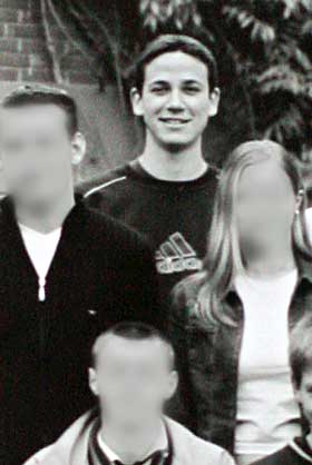 Sven Jaschan – O alemão tinha 18 anos quando criou dois vírus do tipo Worm (Sasser e Netsky) que causaram danos em máquinas que utilizavam Windows 2000 e o Windows XP. As pragas, inclusive, chegaram a infectar computadores de grandes empresas, como a Delta Airlines. A Microsoft ofereceu recompensa de US$ 250 mil para quem entregasse o hacker. Ele foi preso depois que um colega o denunciou para a polícia alemã. A sentença foi de 1 ano e 9 meses de liberdade condicional. - Crédito: Reprodução Internet/33Giga/ND