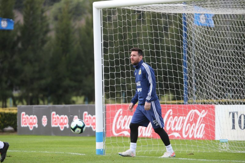 Lionel Messi vive em outro mundo, outra realidade – Divulgação/AFA/ND
