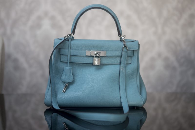 Bolsa Hermès Kelly 28cm custa R$ 55 mil e é atualmente a peça mais cara do brechó – Flavio Tin/ND