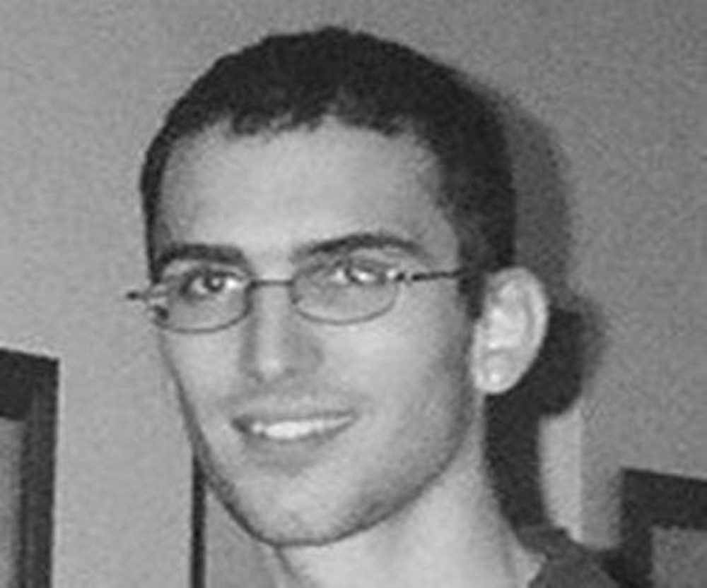 Jonathan James – Primeiro adolescente a ser preso nos Estados Unidos por cibercrimes. Com 16 anos, invadiu os sistemas da NASA e do Departamento de Defesa dos Estados Unidos, roubou um software no valor de US$ 1,7 milhões e interceptou mais de 3 mil mensagens sigilosas. Se fosse maior de idade, pegaria 10 anos de prisão, mas cumpriu apenas seis meses. Jonathan se suicidou em 2008 e deixou uma carta afirmando que não acreditava mais no sistema judiciário. - Crédito: Domínio Público/33Giga/ND
