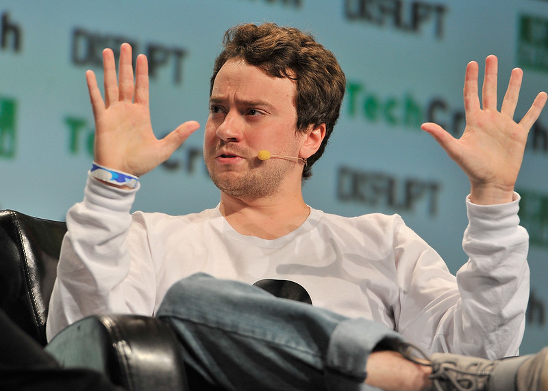 George Hotz – Este hacker tinha apenas 17 anos quando burlou o sistema do iPhone um mês após seu lançamento, sendo o primeiro a realizar o feito. Depois, também conseguiu quebrar o código do Playstation 3, invadir a rede e roubar informações de 77 milhões de usuários. A Sony levou George ao tribunal e, antes do veredicto do juiz, ambos chegaram a um acordo que não foi divulgado. - Crédito: TechCrunch on VisualHunt / CC BY/33Giga/ND