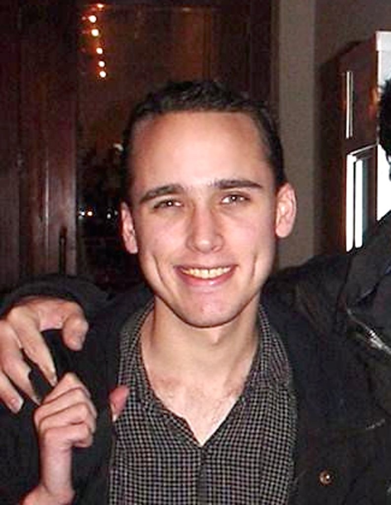 Adrian Lamo – Tornou-se famoso após invadir a rede The New York Times apenas para colocar seu nome como um dos colaboradores. O jornal denunciou o hacker para o FBI. Lamo confessou a invasão, além de afirmar que entrou nas redes de computadores do Yahoo, da Microsoft, da MCI WorldCom, da Excite@Home, e das empresas de telefonia SBC, Ameritech e Cingular. Recebeu a sentença de seis meses de prisão domiciliar e mais dois anos de liberdade vigiada. - Crédito: Domínio Público/33Giga/ND